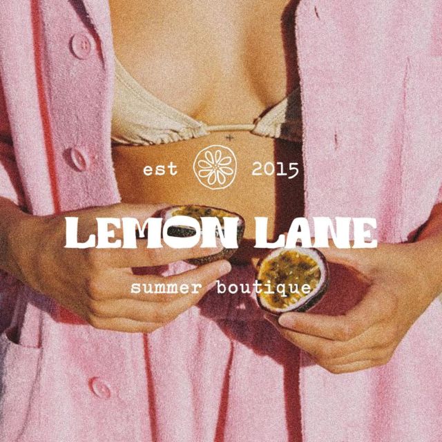 L E M O N  L A N E • EN/FR ↓ 

EN • Girl you randomly post a new brand on a sunday? 

What can I say, I’m unpredictable 😂 

And I was so excited to share this new branding with you! 

Meet Lemon Lane, a summer boutique offering sun-kissed collection of fashion and accessories, perfect for brightening your wardrobe! 

I had so much fun creating this colorful, vibrant and fun brand! 

I generated pretty much all the images with Midjourney (not the design, I made everything myself!) to give the brand an earthy girl aesthetic and I made on procreate some cute and fun illustrations. 

Hope you like it! 

-

FR • Fatou poste de façon irrégulière et elle nous sort un post un dimanche ?? 

What can I say, je suis imprévisible 😂 

En vrai demain c’est férié et comme j’ai plusieurs posts de prévus pour la semaine prochaine, je prends un peu d’avance. 

Et pour être honnête, j’avais hâte de vous partager ce projet que j’ai adoré créé : Lemon Lane, une marque de vêtements et accessoires colorés et estivales 🐚☀️🍦

J’ai voulu intégré une earthy black girl aesthetic à la marque et j’ai généré la plupart des photos en utilisant Midjourney (ma nouvelle obsession !). 

Pas le design hein, j'ai tout fait moi-même (je précise on sait jamais 😅).

J’ai aussi créé des petites illustrations pour habiller la marque et des textures grâce à ma nouvelle tablette et Procreate. 

Je parle souvent de passer à l’étape supérieure et j’ai l’impression que ces nouvelles compétences que je suis en train de développer vont m’aider à vous proposer encore plus de trucs cools ! 

Dites-moi en commentaires ce que vous pensez de Lemon Lane 🌟 

Bonne soirée et je vous envoi plein de bonnes ondes pour cette nouvelle semaine ! 
-
-

#thebriefdiary #tbdlemonlane #briefchallenge #designbrief #designlove #design #colorpalette #graphicdesign #designlovers #graphicdesigner #graphiste #graphismedesign #graphismeenfrance #branding #logotypedesign

Brief @thebriefdiary
📸 Midjourney and Pinterest